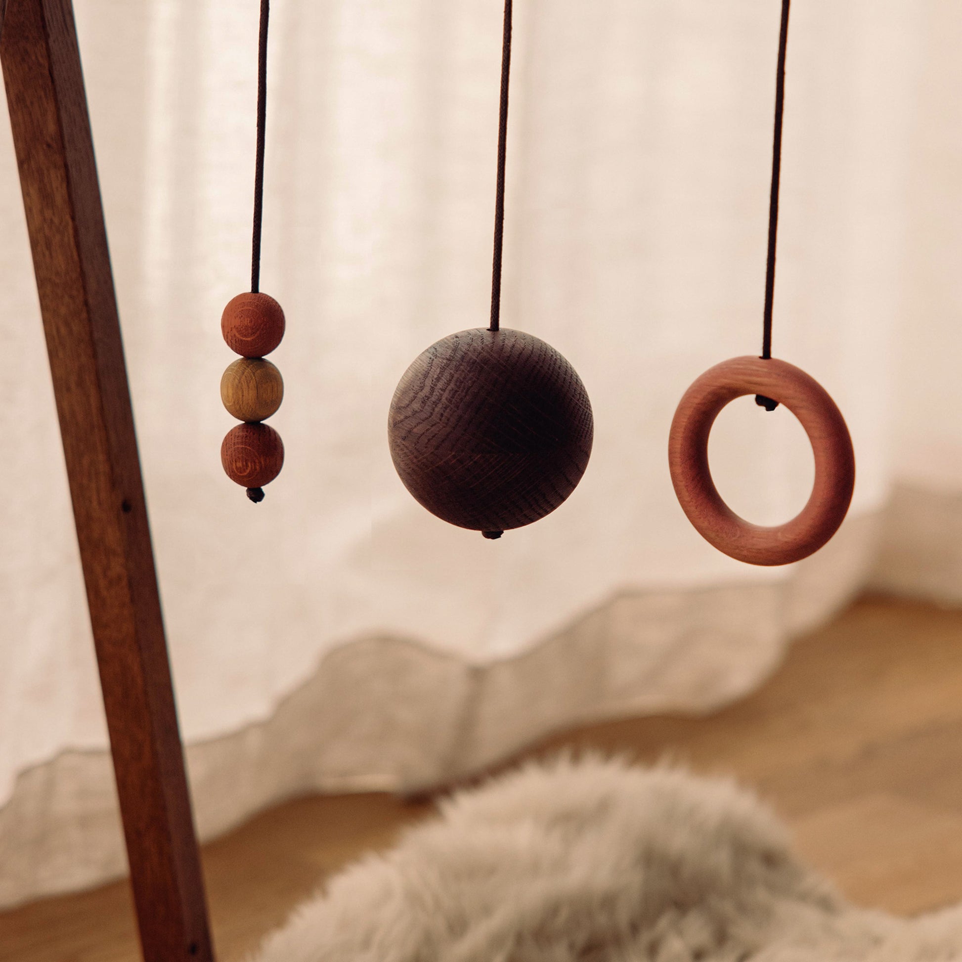 Wooden baby gym details made of FSC-certified solid oak. Play & Read in Brown Oak with Earth Palette by Woodsie Wonder.