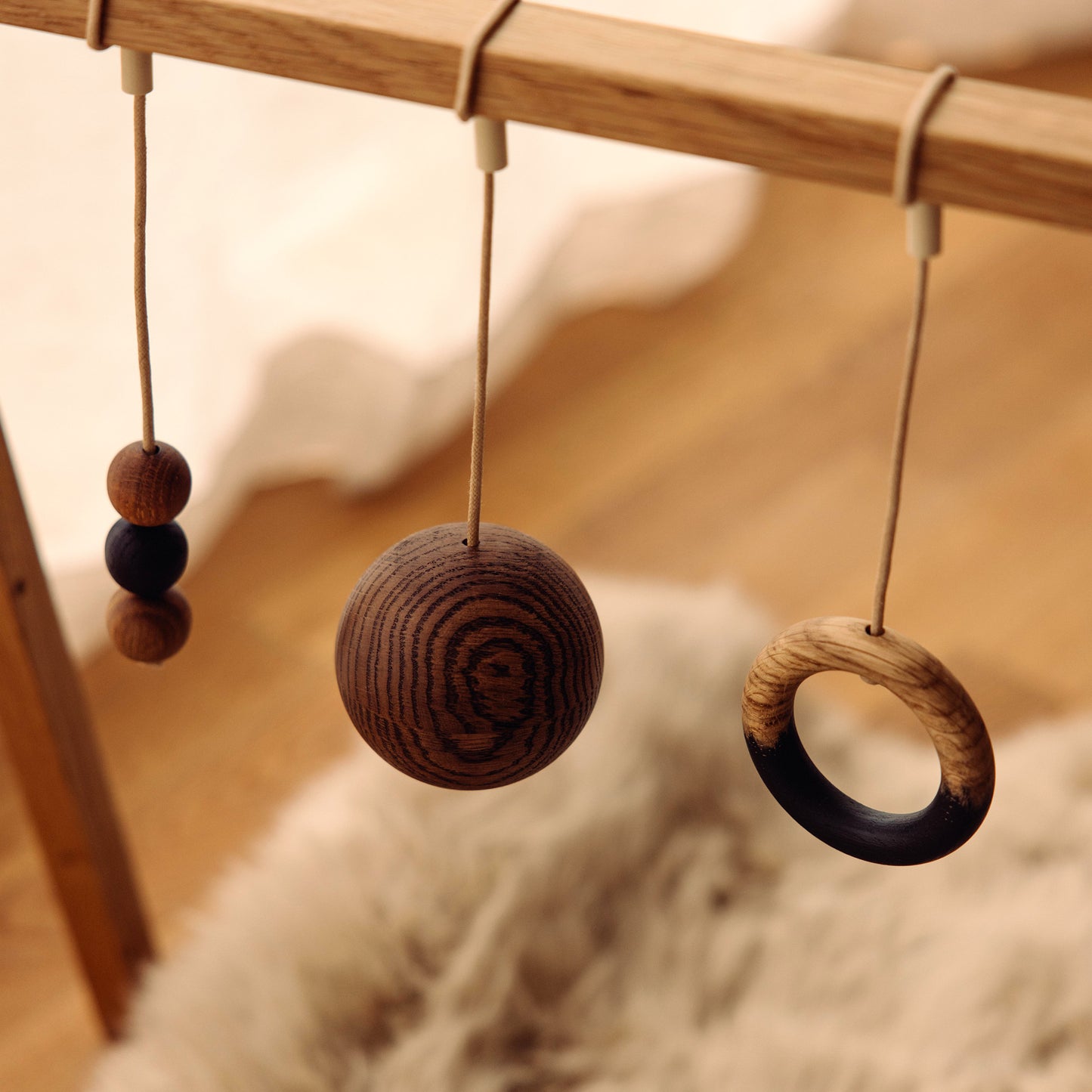 Wooden baby gym details made of FSC-certified solid oak. Play & Read in Natural Oak with Mono Palette by Woodsie Wonder.